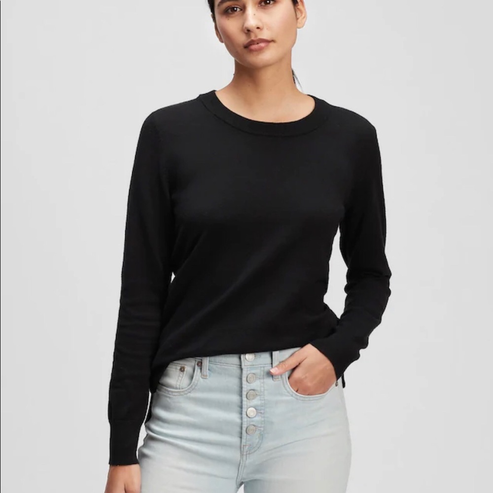 Black crew neck sweater